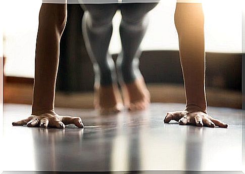 Woman doing the table to represent the exercises to prevent scoliosis