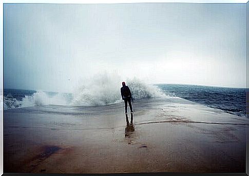 Man facing the sea who knows how to live without fear