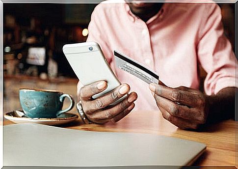 Man shopping with a mobile