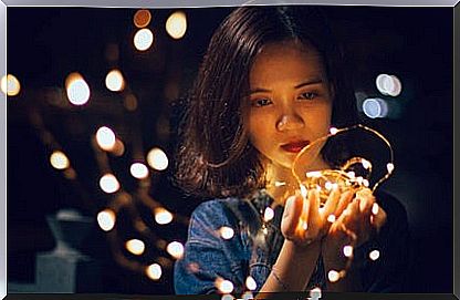 girl with lights symbolizing the relationship between serendipity and personality