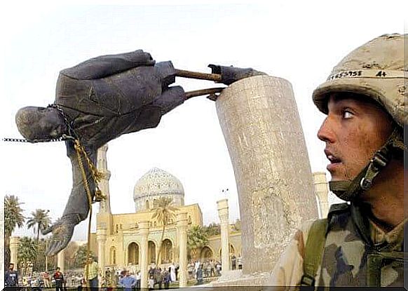 statue of Saddam Hussein symbolizing the theory of framing