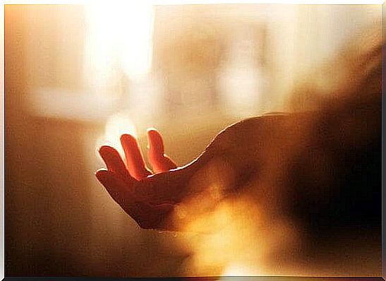 hand with beam of light symbolizing the act of perdornar